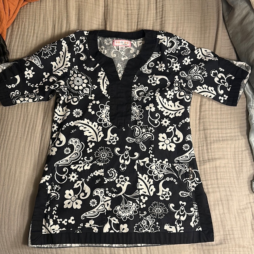 Koi scrub top in black and white. Size XS
